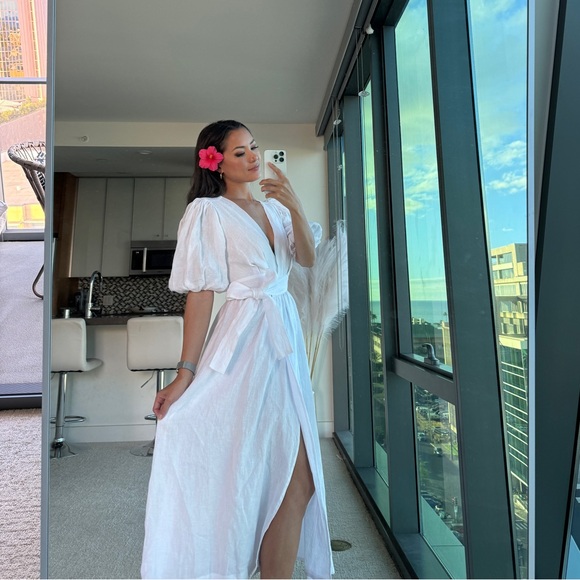 Amalie the Label FRANC LINEN PUFF SLEEVE WRAP
MIDI DRESS IN WHITE - Picture 2 of 4